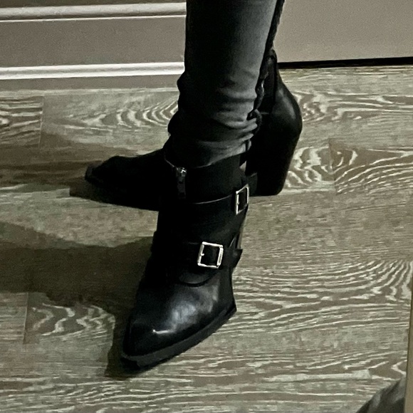 Fluevog Swordfish Edwardian Hamburger, lightly worn. Great shape. Retail $450 - Picture 5 of 8